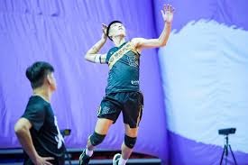 详解棒球规则中的打者干扰判定当打者的后续随挥动作妨碍了守备回传