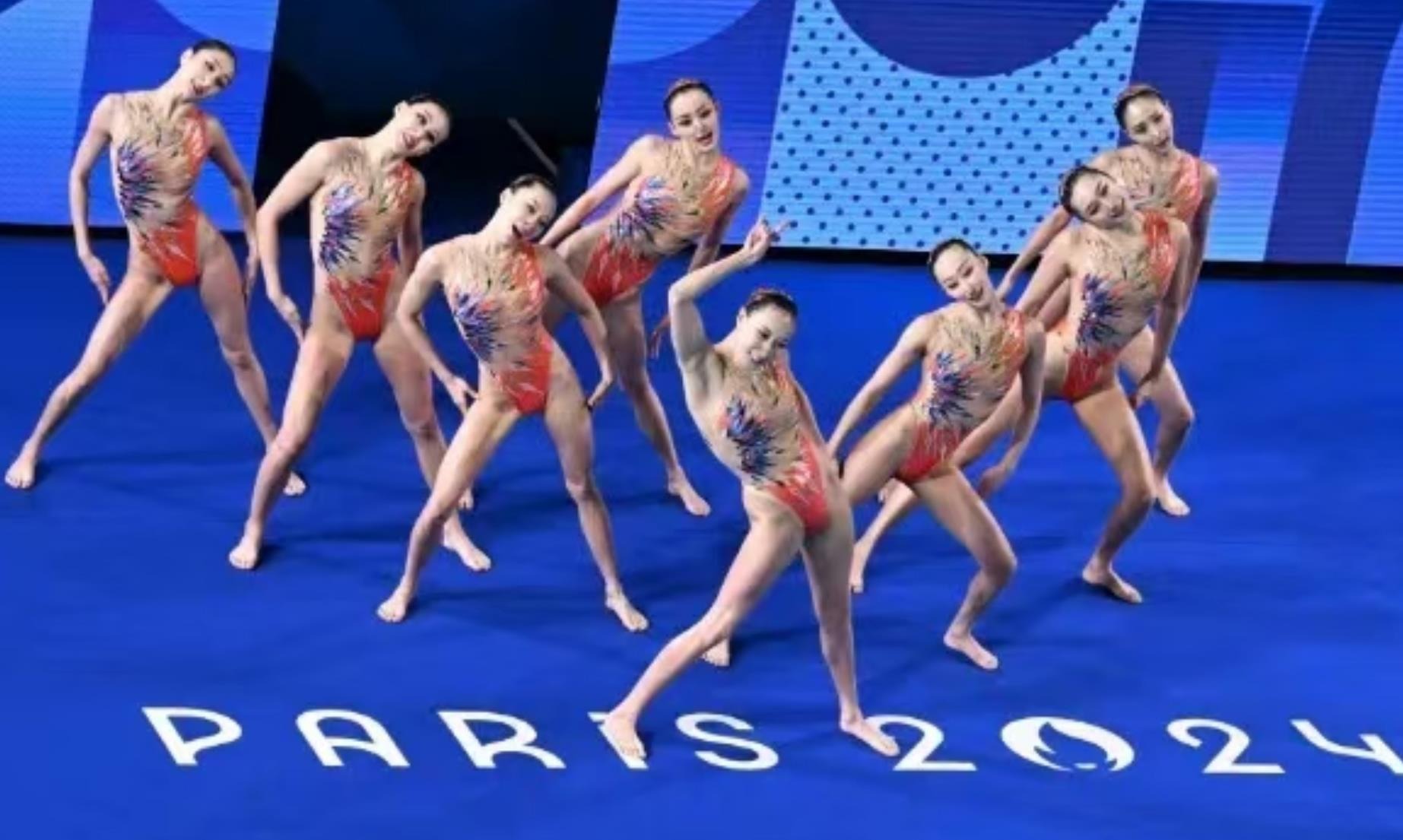 指针划过周六早晨10点，车链转动的声响撞碎薄雾。＂